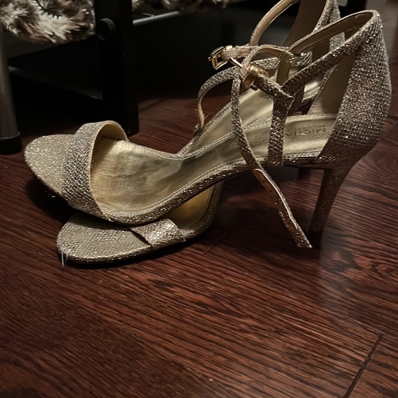 Micheal Kors heels , gold colour , goes beautiful with a black dress - Picture 2 of 2